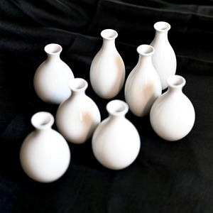 【31005】九谷の白 とっくり 丸/ Kutani White Sake Bottle Round/ Showa Era