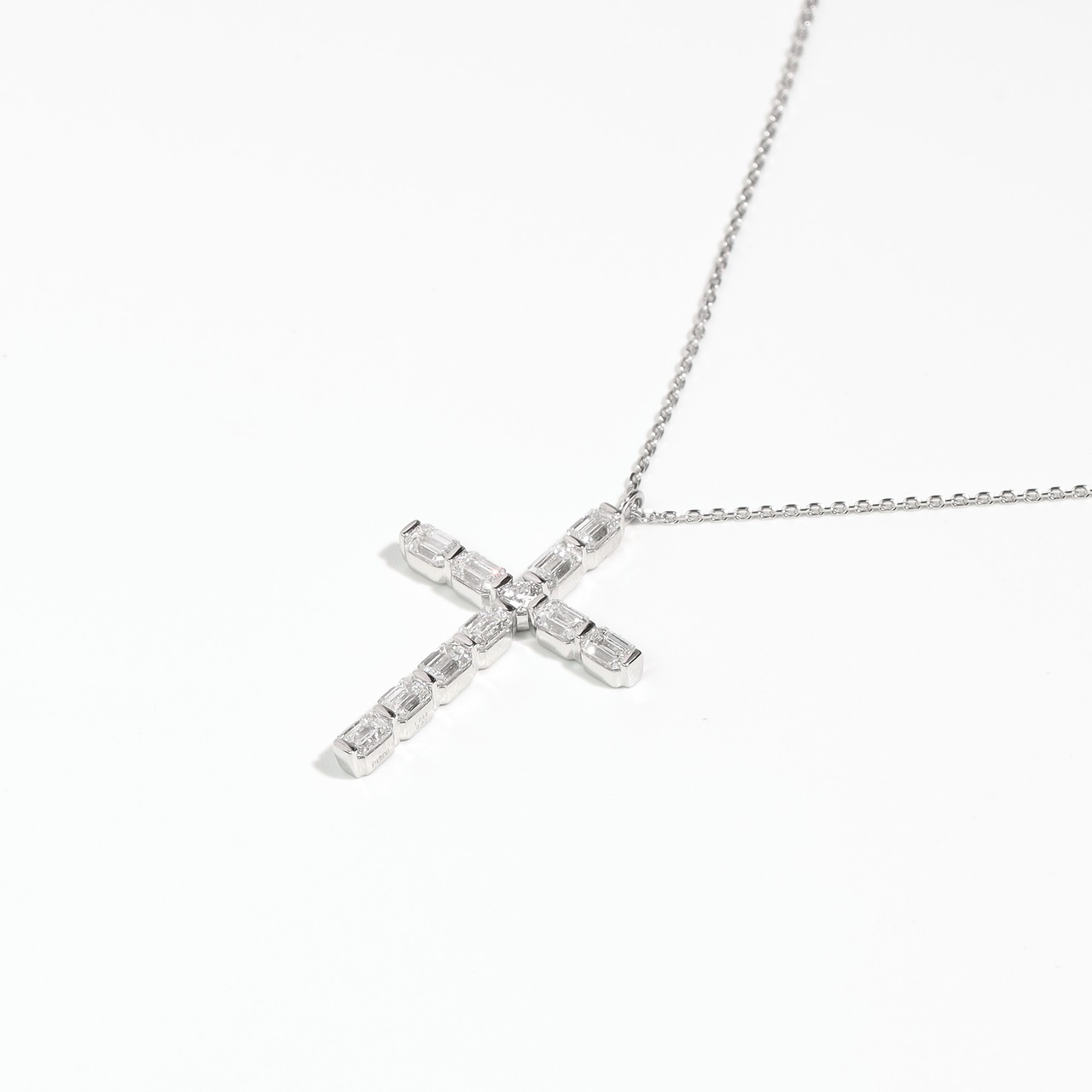 クロスデザイン エメラルドカット ダイヤモンド ネックレス VVS2~VS1 Pt / 1.058ct / 0.050ct