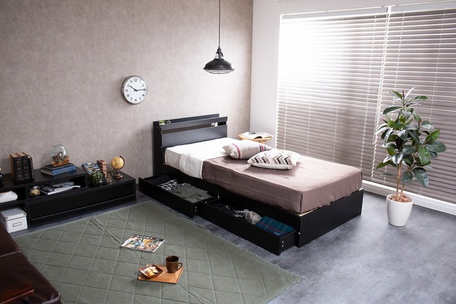 マットレスがセットになった引き出し収納付きベッド（セミダブル）