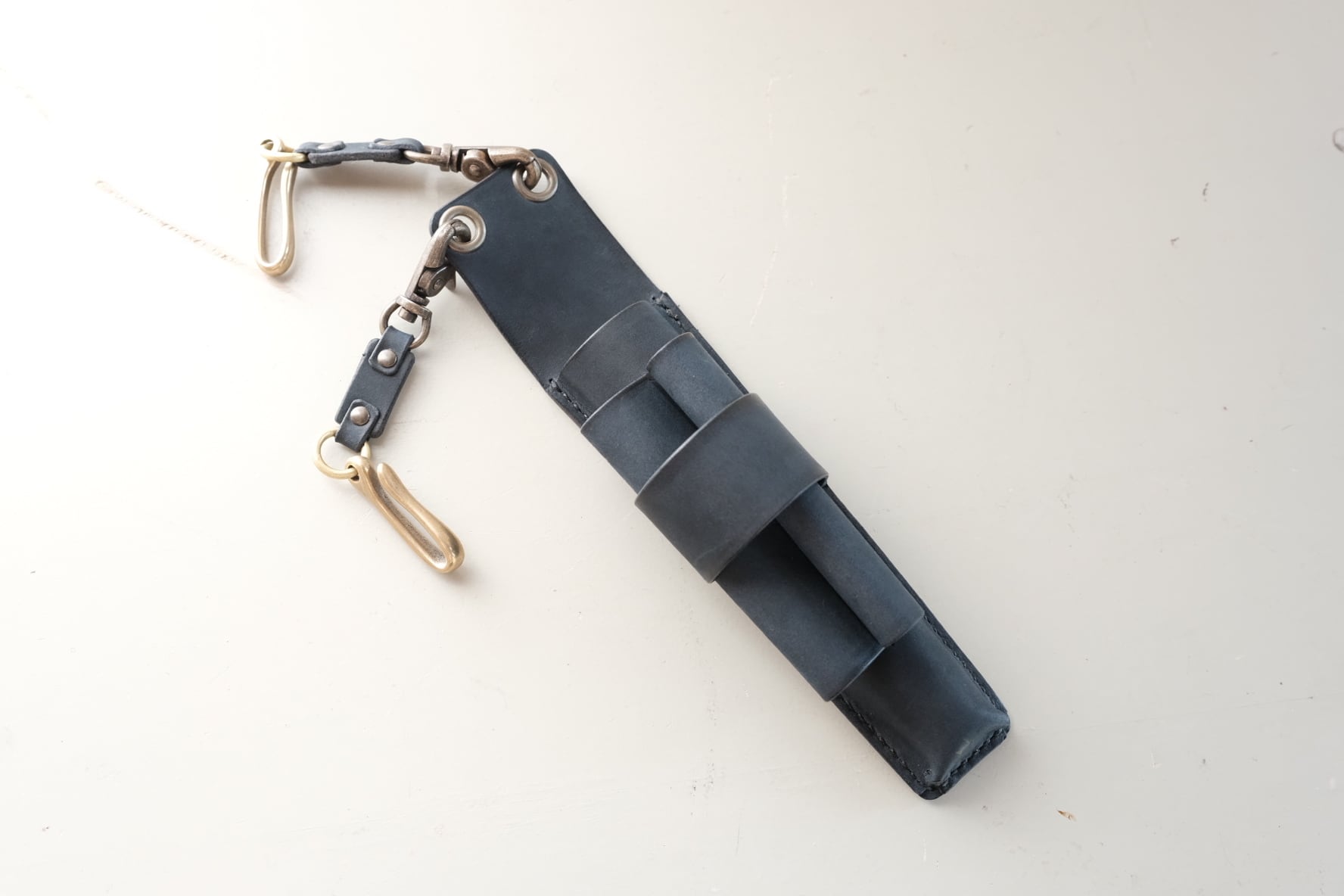 牛革ブラック、アルファベット型押しブラックのエプロンシザーケース 牛革ブラック、アルファベット型押しブラックのエプロンシザーケース