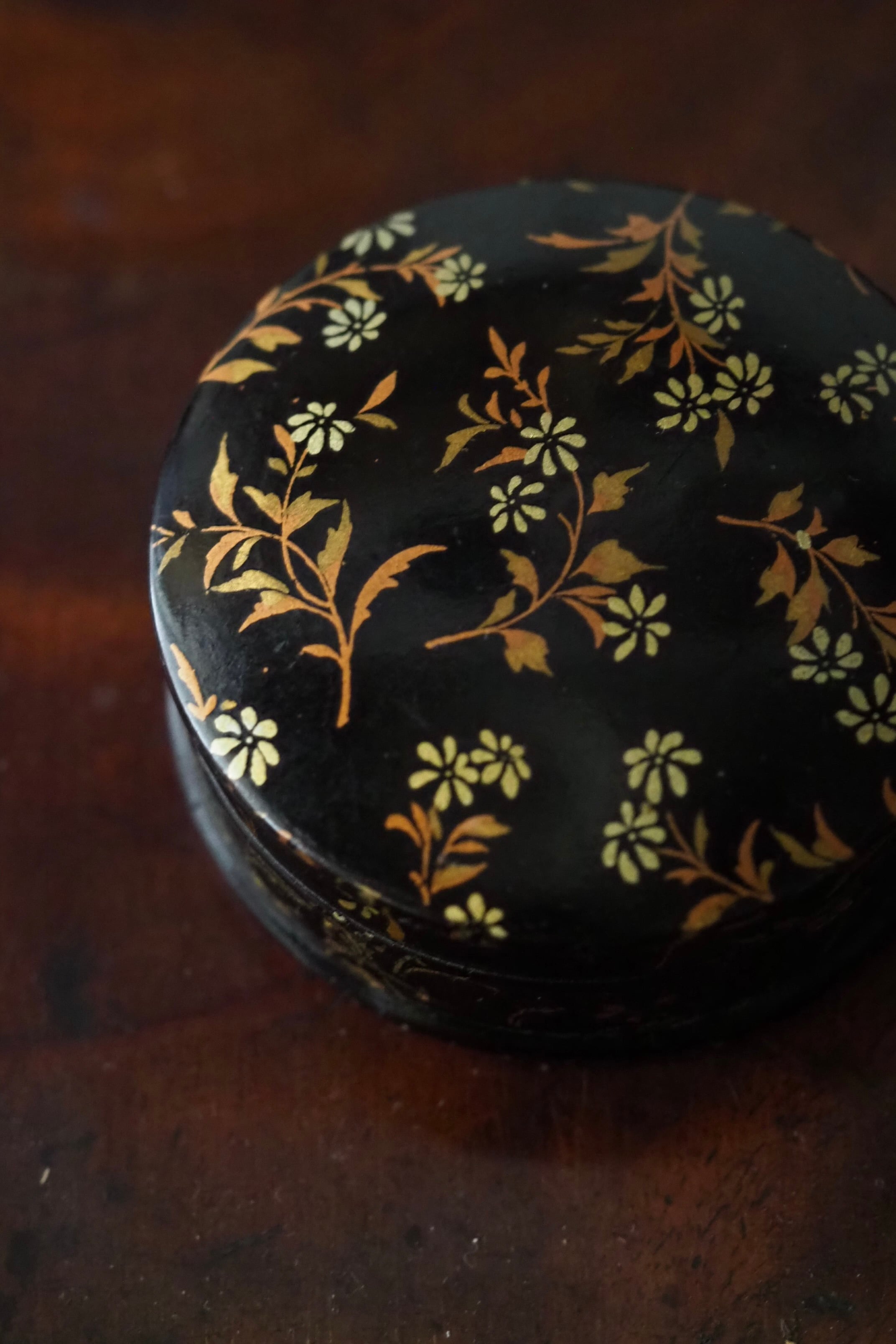 菊花があしらわれたパピエマシェケース-antique papiermache case
