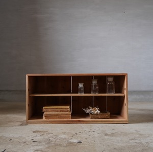 古い2段の木製棚