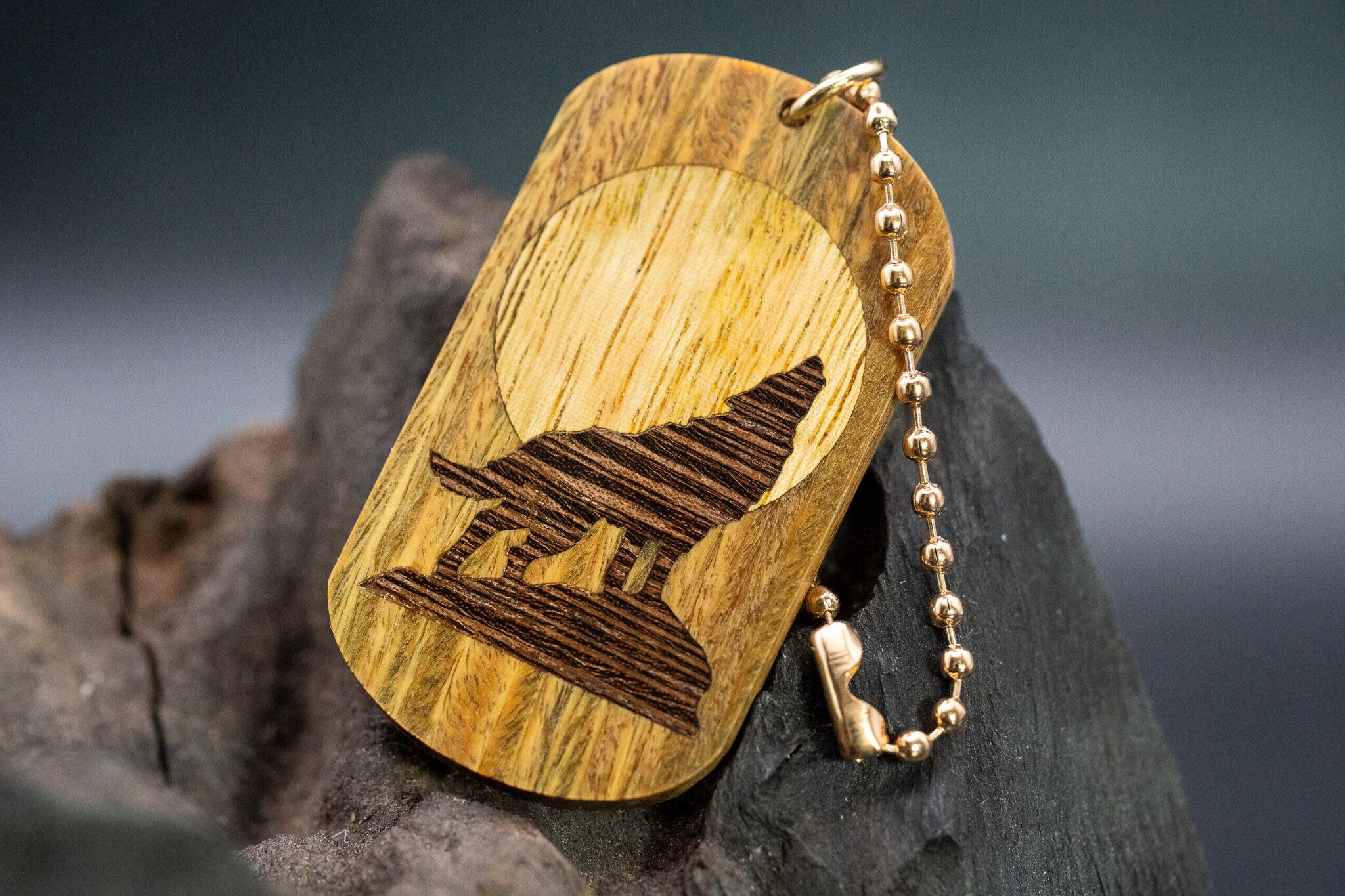 【翡翠の木】 パロサント ドッグタグ 象嵌 月と狼