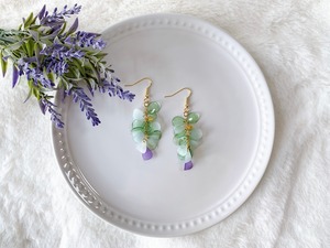 ゆらゆら揺れる藤の花ピアス（緑）