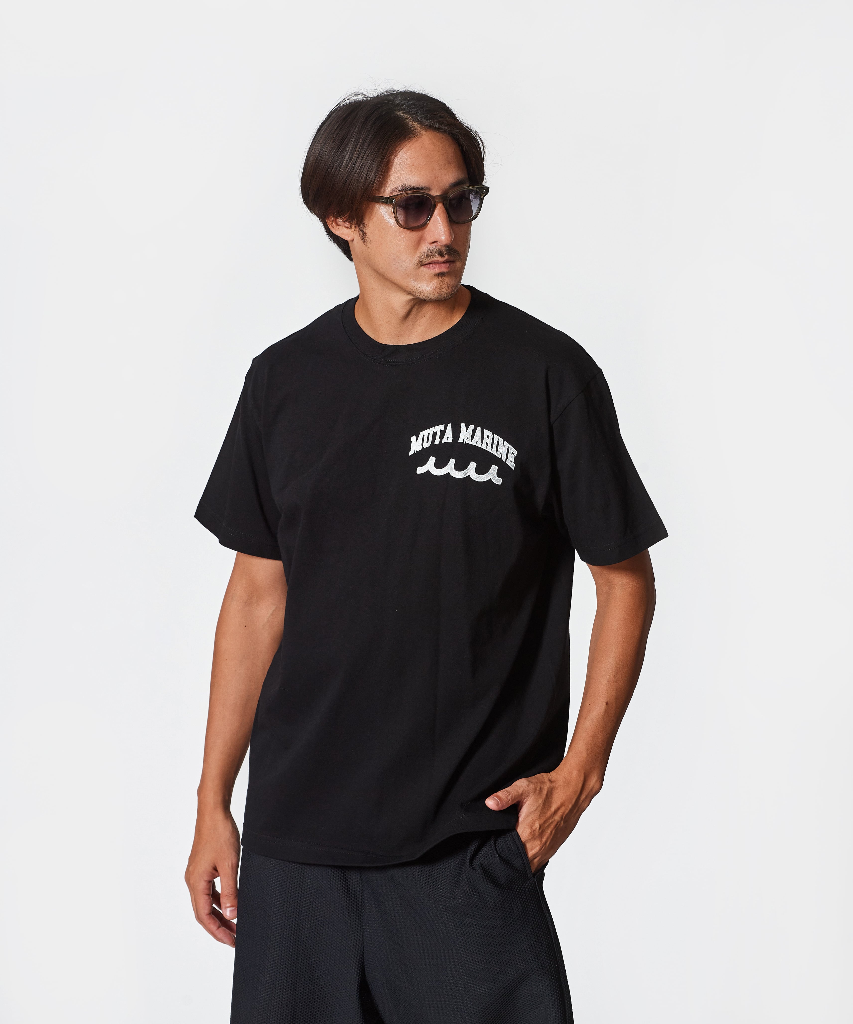 muta MARINE × ACANTHUS カレッジロゴ Tシャツ | ACANTHUS ONLINE STORE