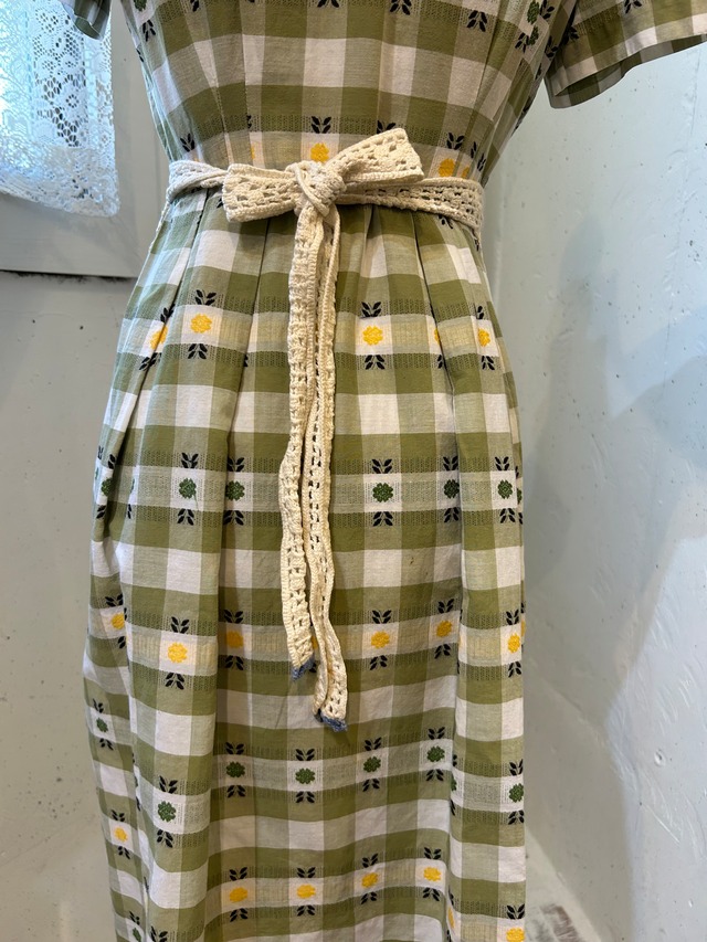 blue × white border crochet apron with pocket