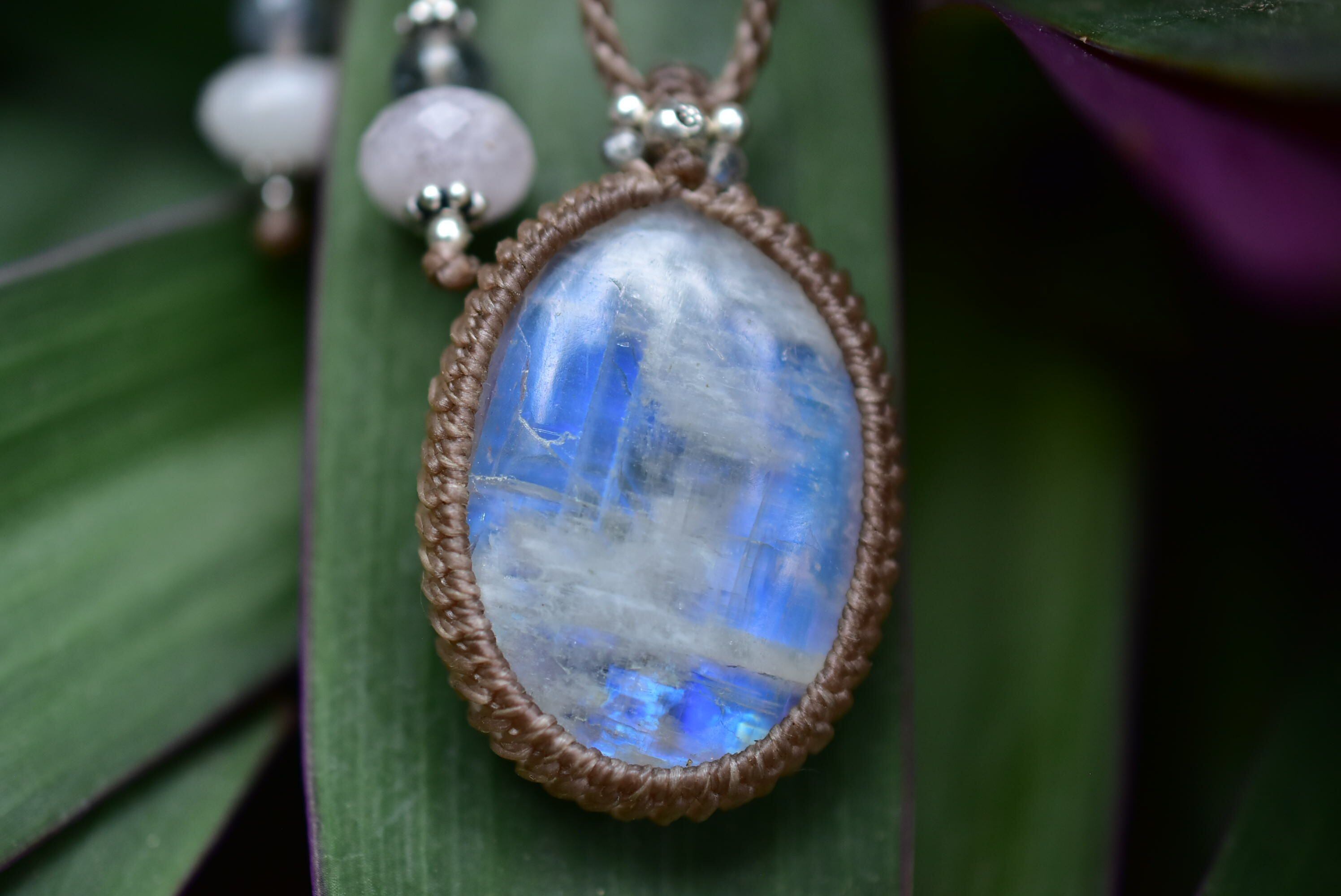 月光と白い雲★高品質★レインボームーンストーン シンプルマクラメペンダント moony004