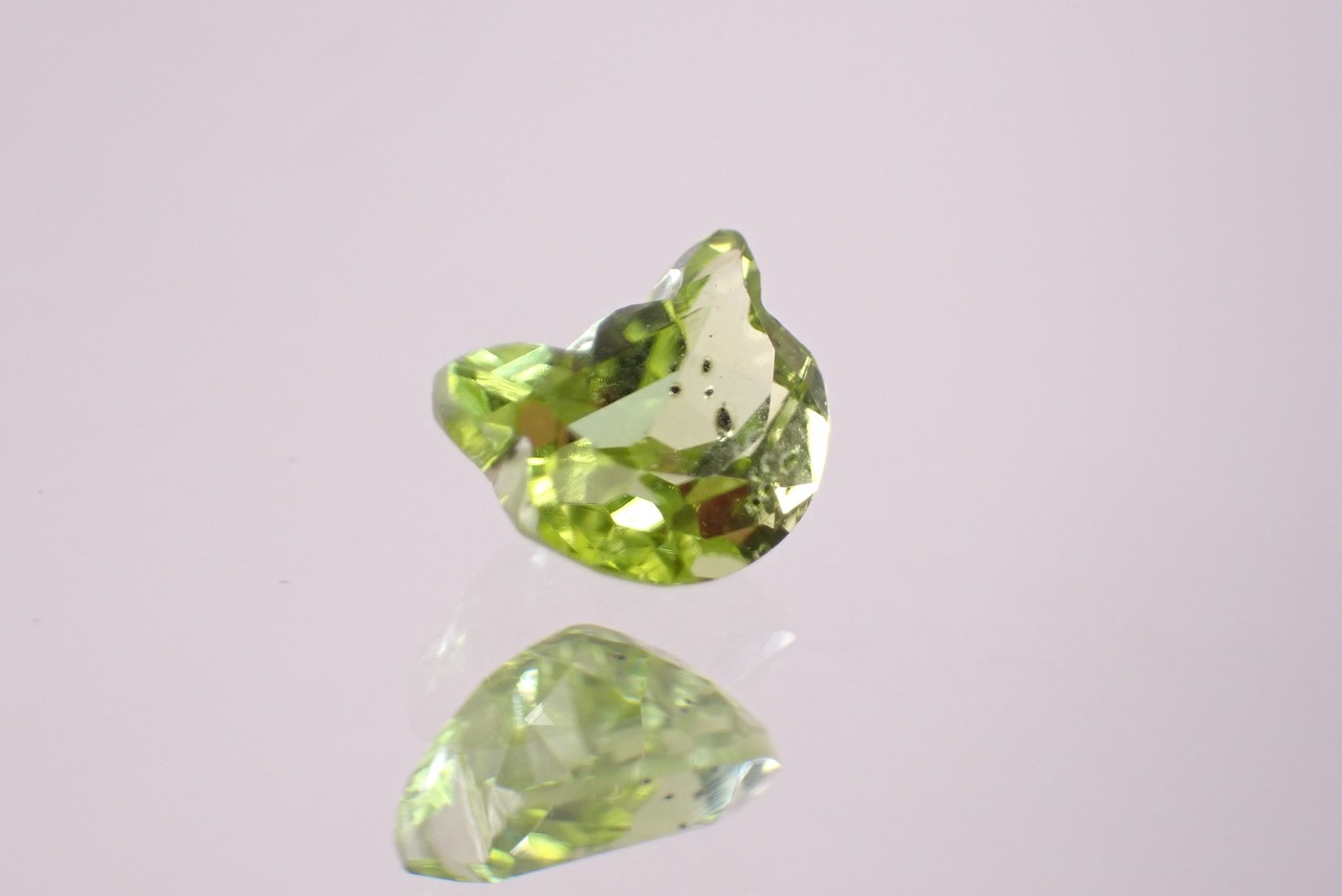 ペリドット(猫カット)　0.80ct　[D2-424]