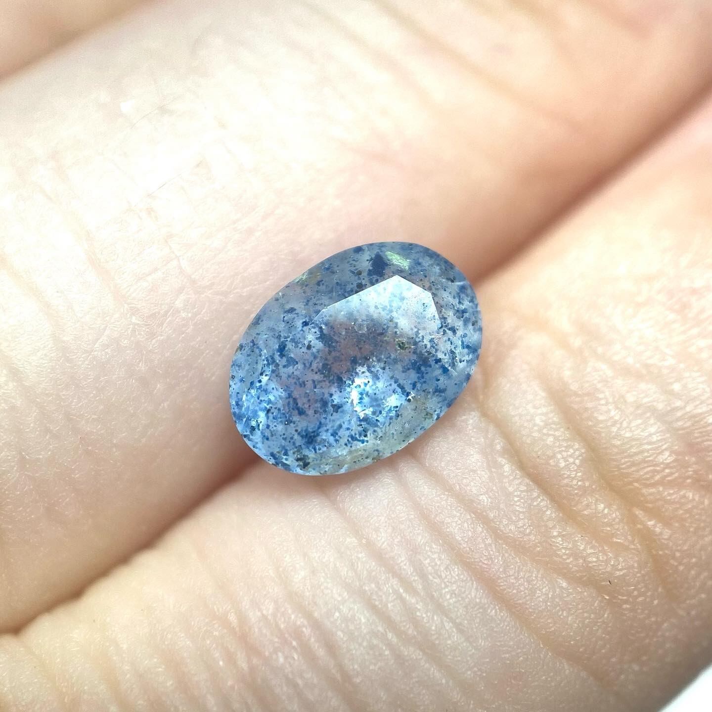 空を閉じ込めたラズライトインクオーツ