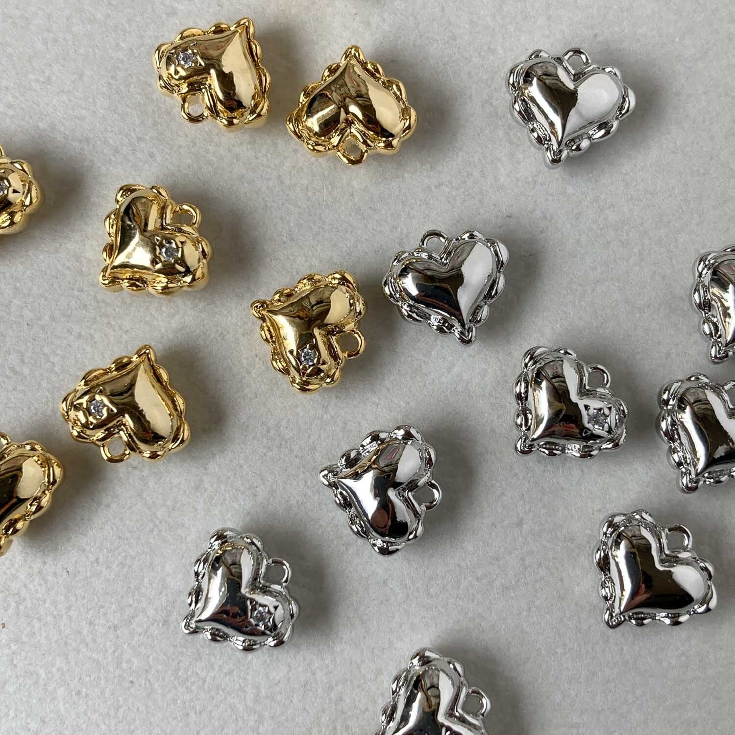 ビジュー付きスカラップフリルのハートチャーム(16K/プラチナメッキ・10mm)