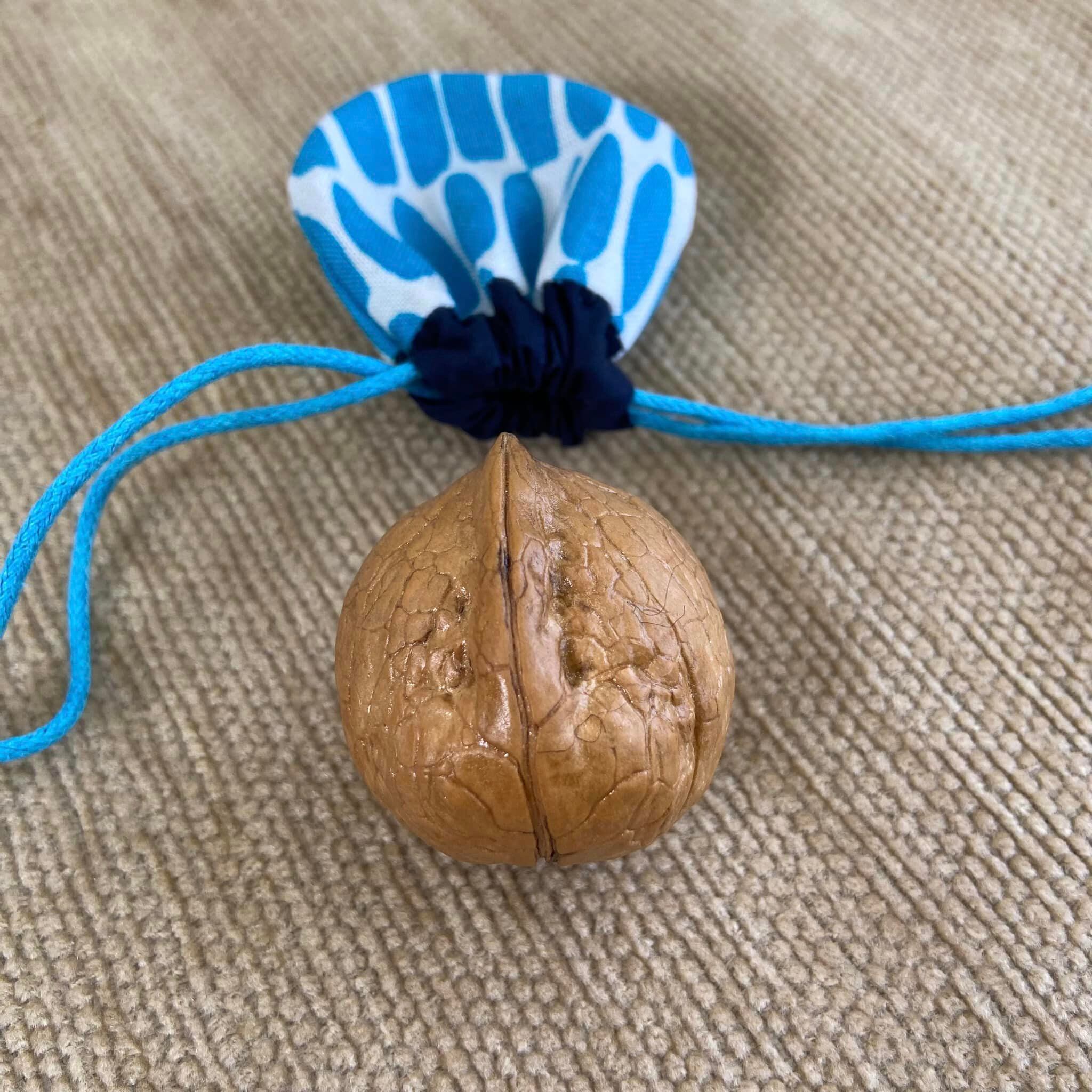 くるみ・小物 new!『 鈴くるみのお守り』（宝来鈴 / 巾着袋付きブルー ） | りすの小部屋