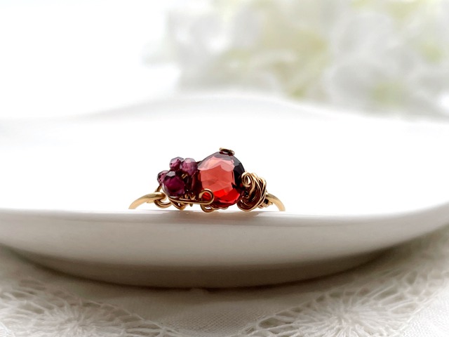 濃い赤のガーネットの指輪