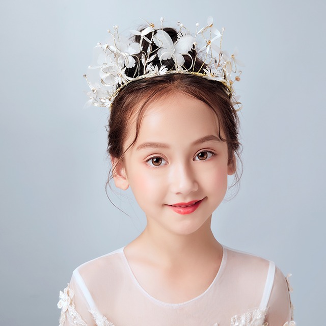 子供アクセサリー 子どもアクセサリー ヘアーアクセサリー 髪飾り キッズ 結婚式 入園式 発表会 卒園式 子供ドレスと合わせやすい 気質よい ビーズ ホワイト 白い 可愛い 蝶 森ガール