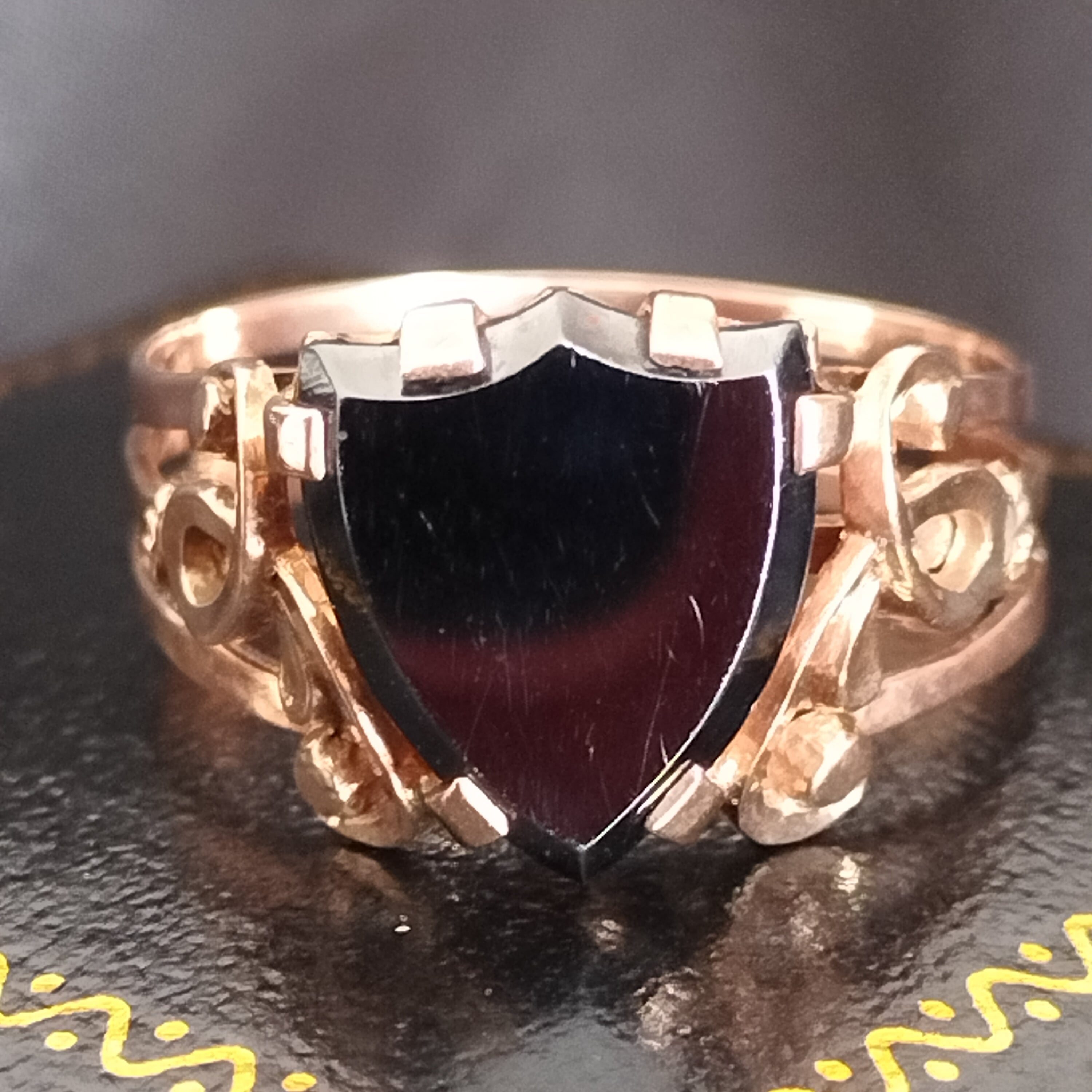 Antique c.1910年 German 8ct Gold Hematite Shield Ring | Antico