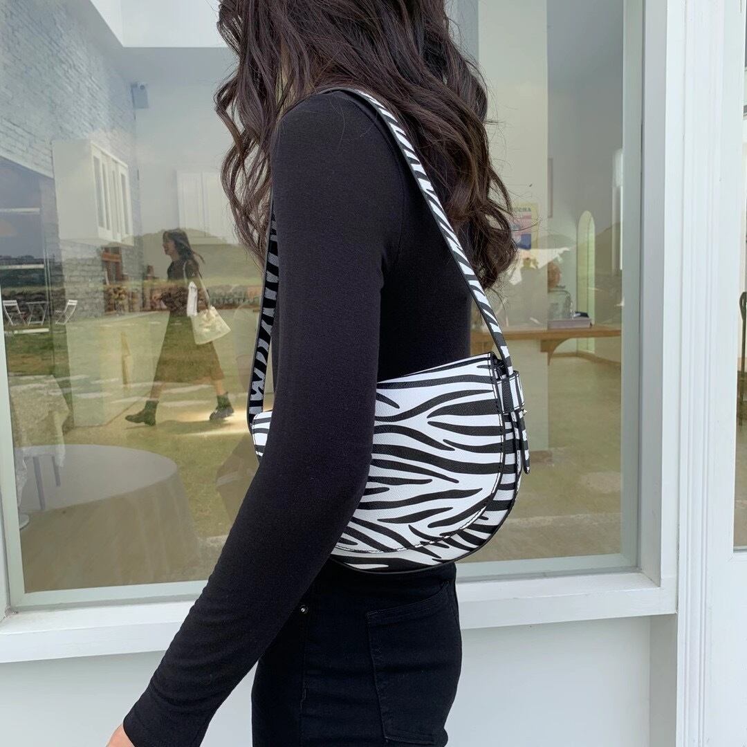 セミサークルフラップバッグ