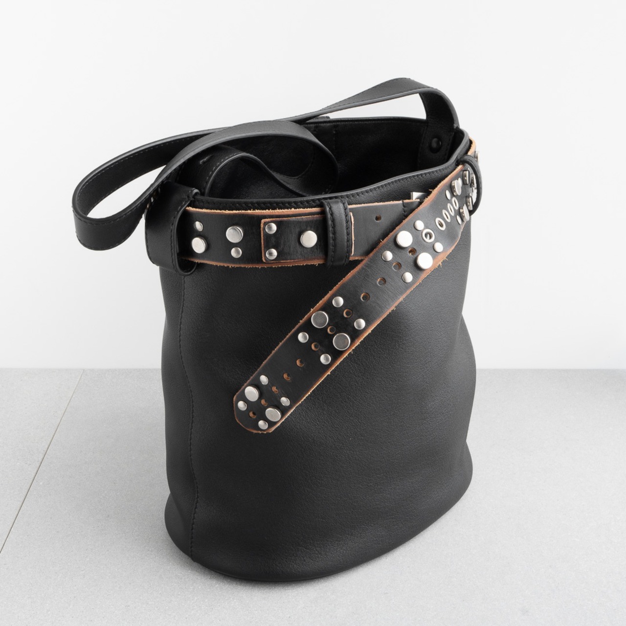 プラダ バックル スタッズベルト付 レザー バケットバッグ ブラック レザー AW25