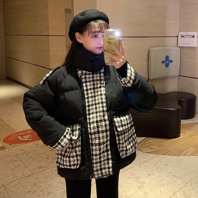 ダウンジャケット もこもこアウター ダウンコート ショート丈 アウター コート ジャケット レディース 秋 冬 10代 20代 30代 チェック柄 バイカラー 切り替え デザイン ダウン 黒 グレー 無地 ショート ミディアム丈 オーバーサイズ ゆったり 大きめ もこもこ 可愛い カジュアル スタンドカラ? 格子縞 レトロ ボタン ビッグポケット おしゃれ 個性的 カジュアル レトロ 学生 通勤 通学 デート ＯＬ オフィス 新作 防寒 大きいサイズ db0426