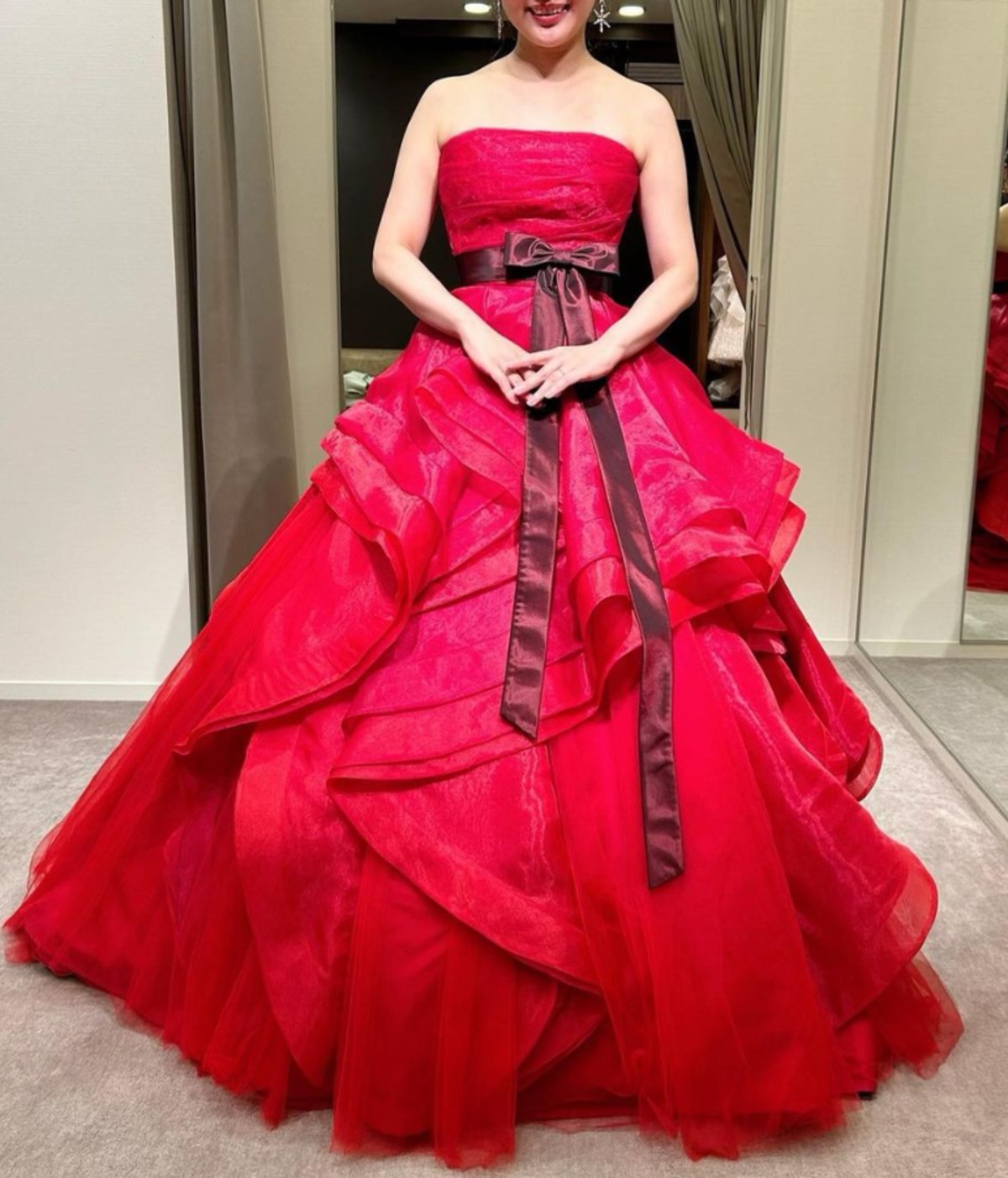 ウェディングドレス カラードレス 赤 サッシュベルト ラッフルフリル