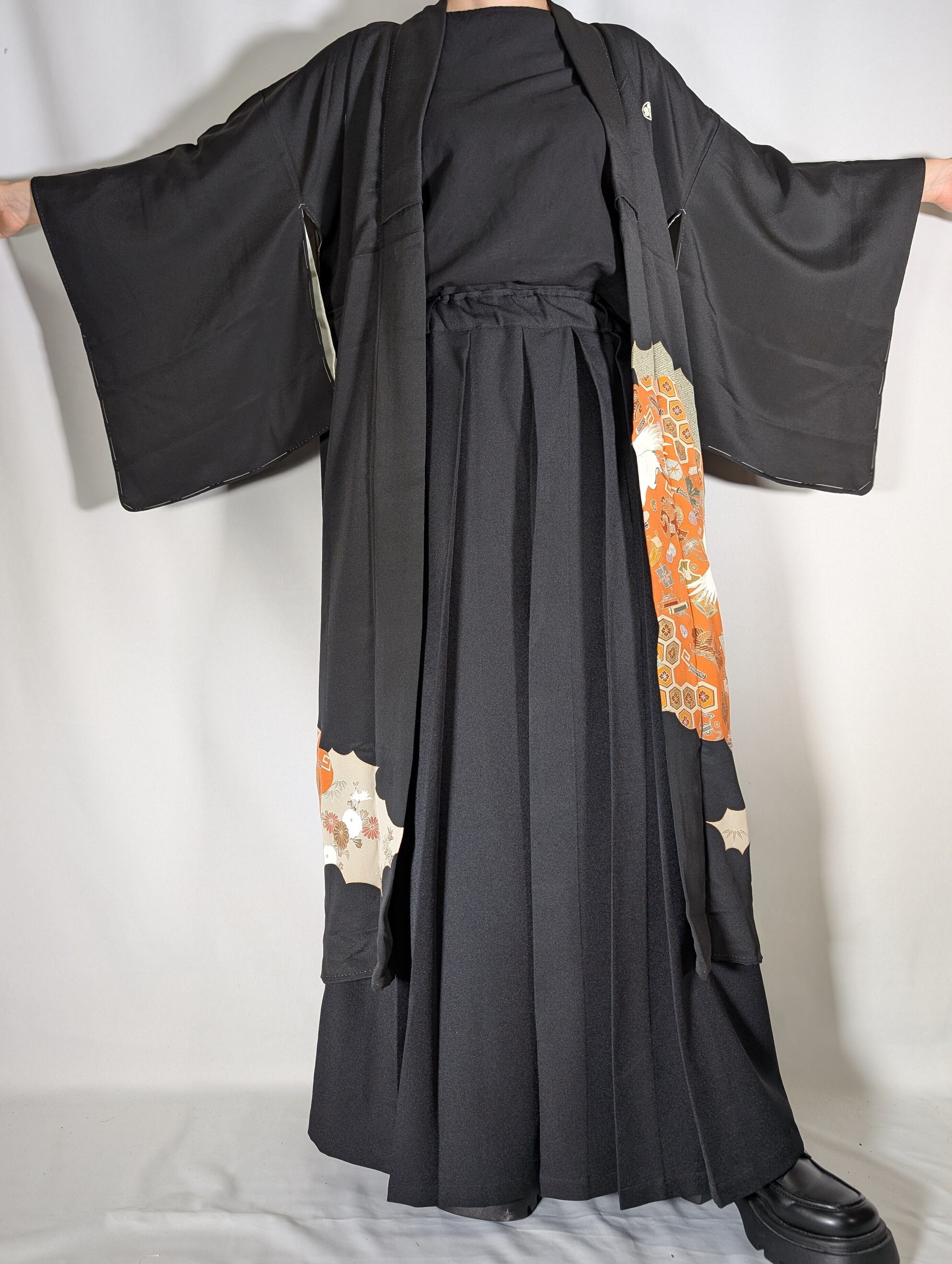 14481】 着物リメイク 黒留袖 オレンジ 鶴 宝尽くし模様 菊 松 ロング