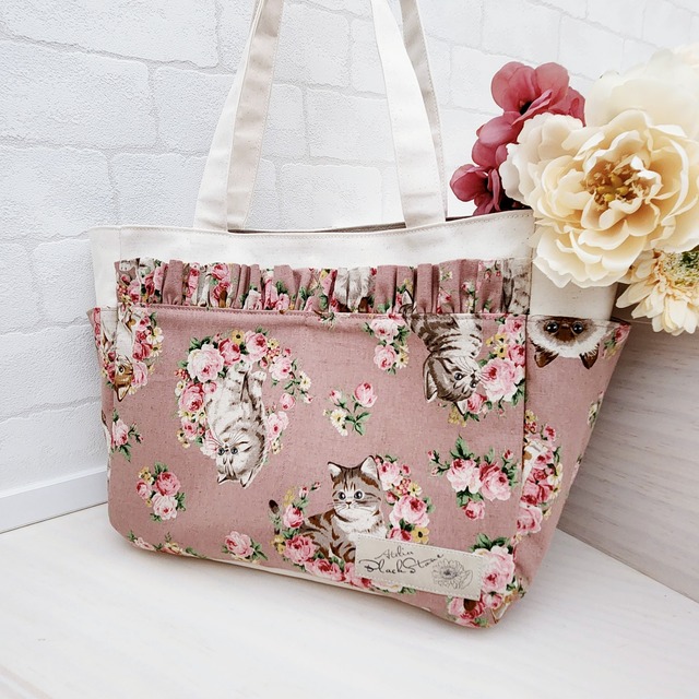 【再販】ロマンティックな猫ちゃんの前ポケットフリルトート୨୧ピンク