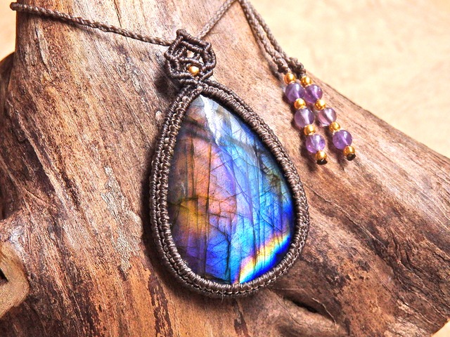 マルチカラーラブラドライト マクラメペンダント