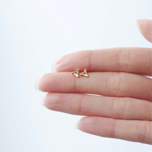 トライアングル ミニピアス