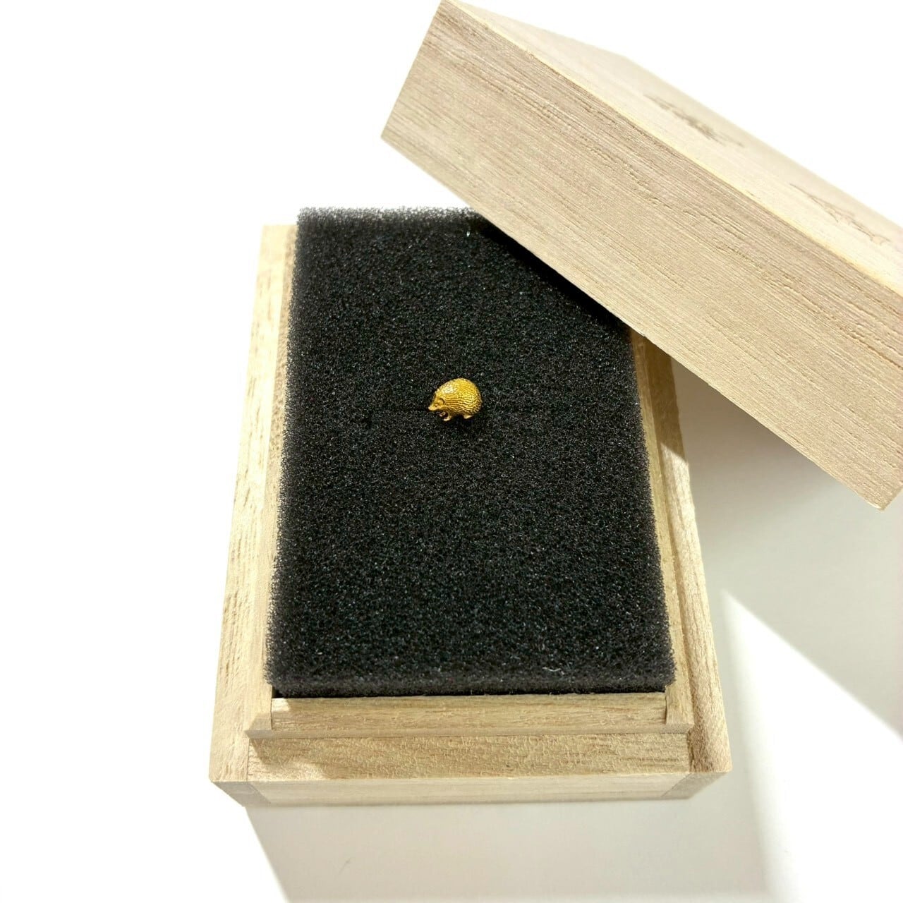 純金 約1g ハリネズミ 針鼠 指先サイズの芸術品【RNP01122】JUNGOLD