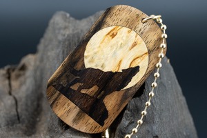 【魅惑の黒い紋様】 黒柿 ドッグタグ 象嵌 月と狼