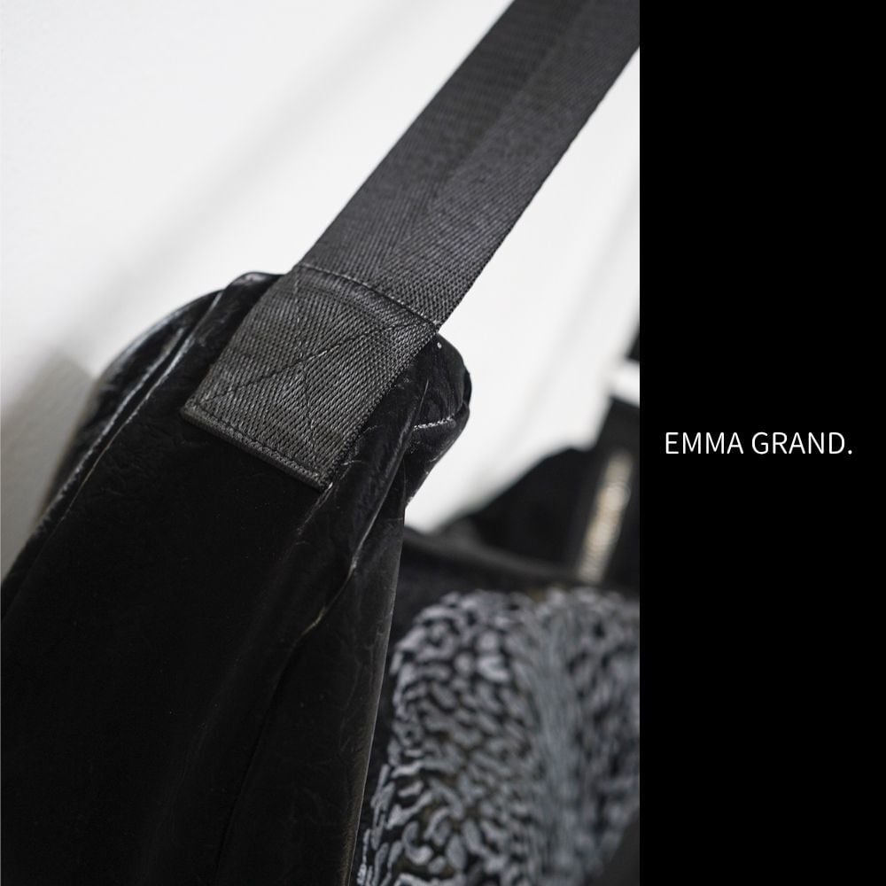 静寂の闇に潜む黒豹のアートショルダーバッグE00656 | EMMA GRAND