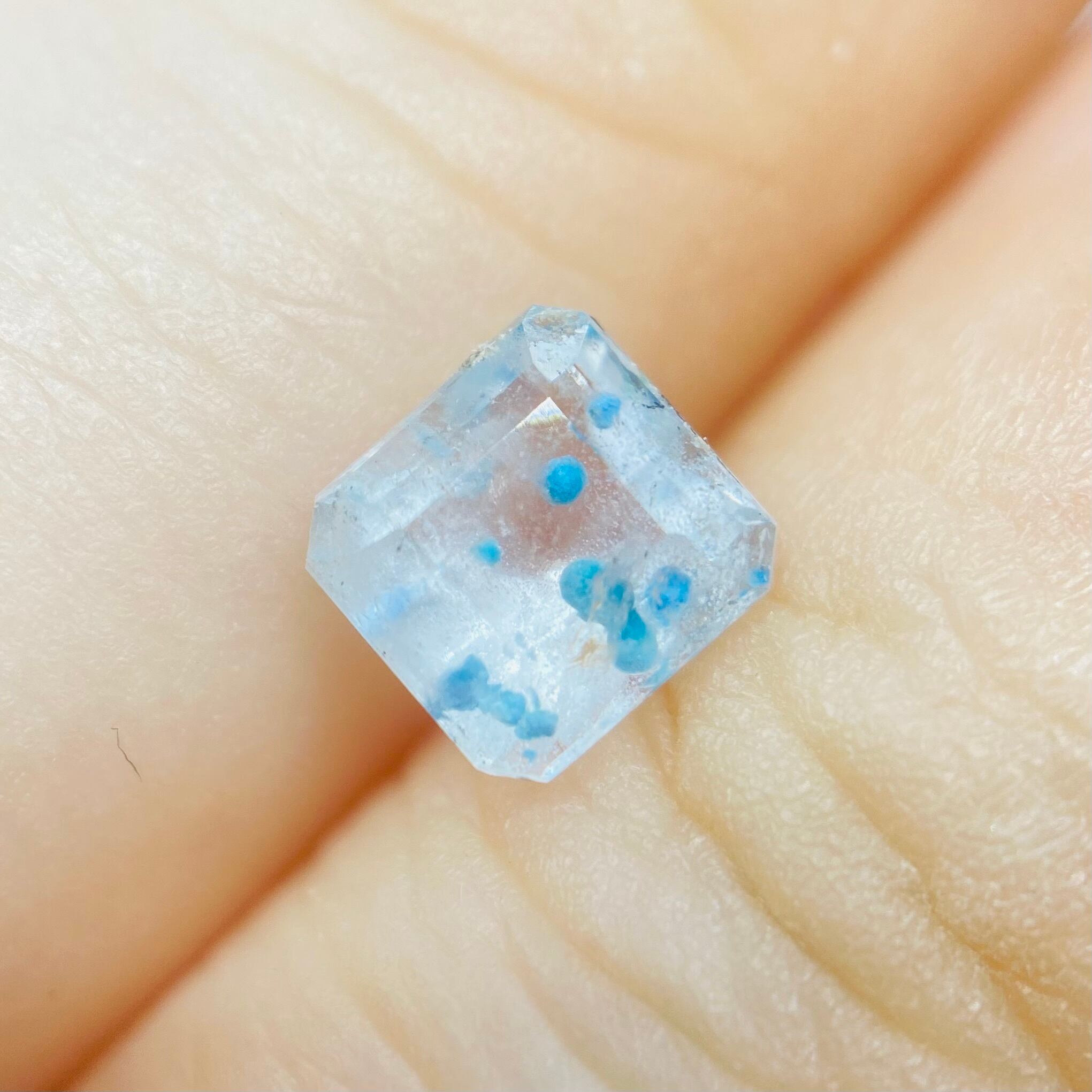 ファセットカットの珍しいギラライトインクオーツ