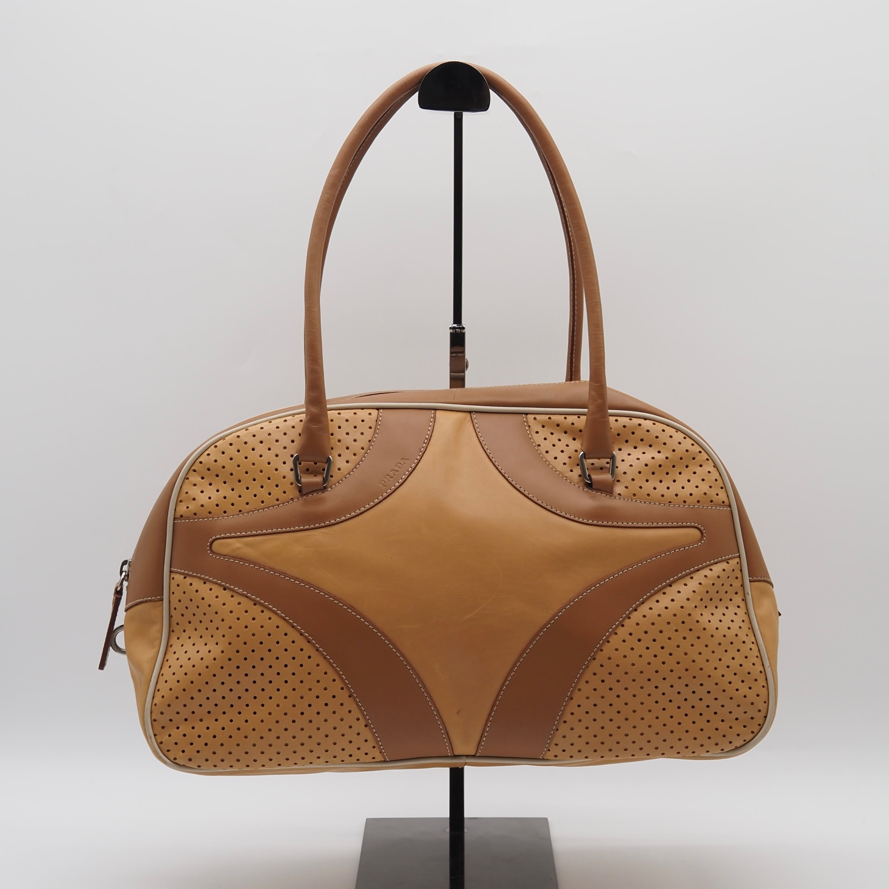 PRADA ボーリングバッグ　パンチング　レザー　キャメル PRADA パンチング レザー ボストンバッグ レザー キャメル プラダ