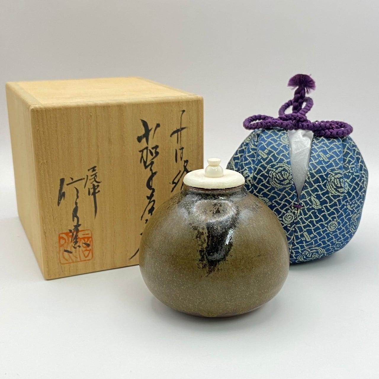 茶道具 尾戸焼 茄子茶入 仕覆付 時代箱 V 8195 新古】茄子茶入 丹波焼 信水窯 共箱入 仕覆:下妻緞子 | 錦玉堂