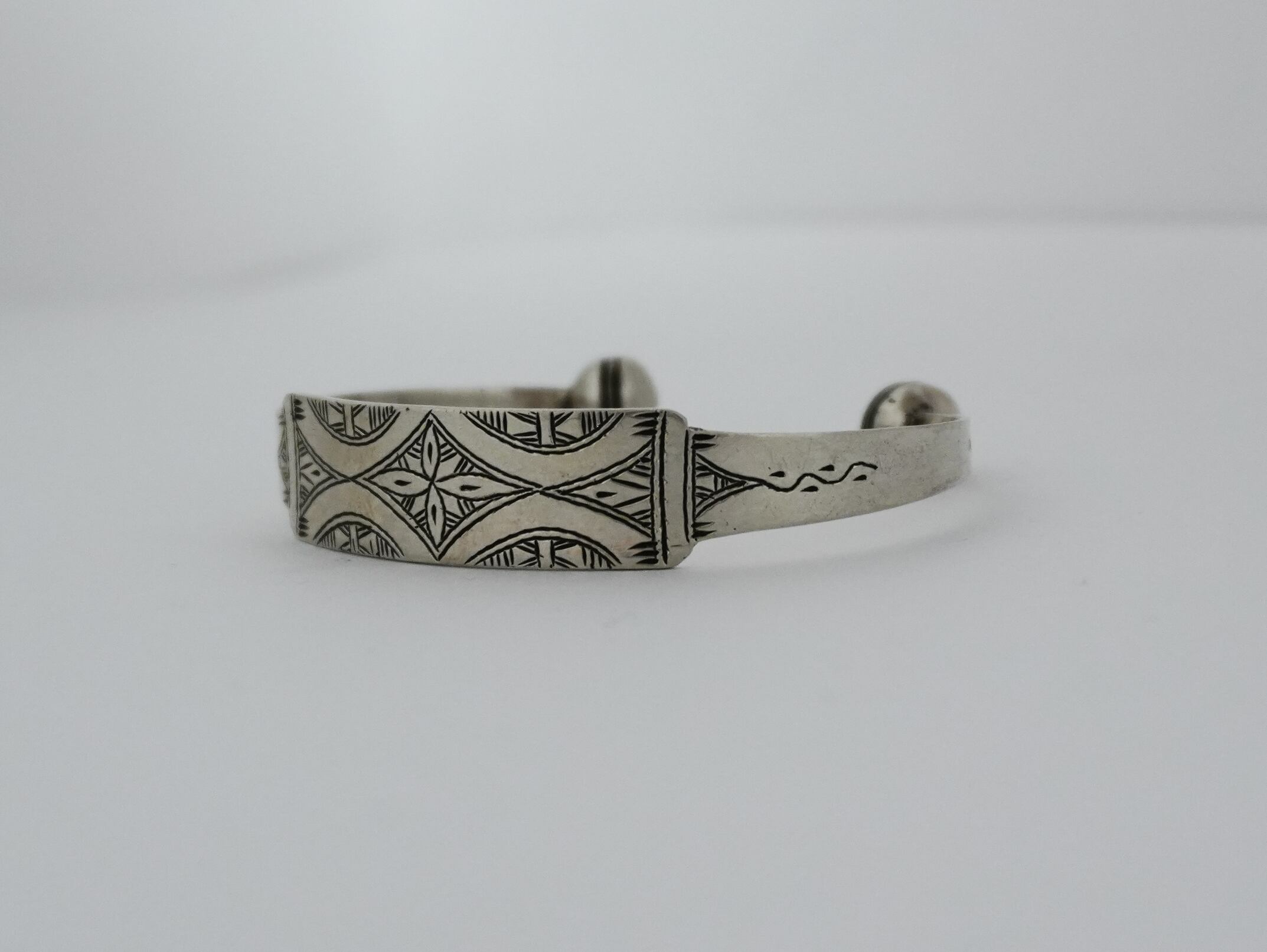 モロッコ ベルベル族 ハンドエングレーブド シルバーバングル 星と大地の守護文様