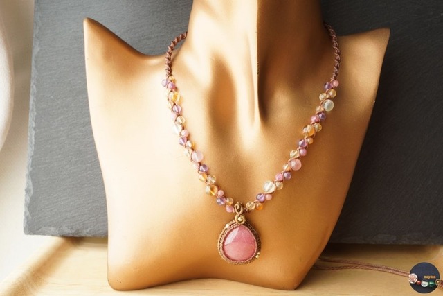 ロードクロサイト(インカローズ)のマクラメネックレス - 花模様 -