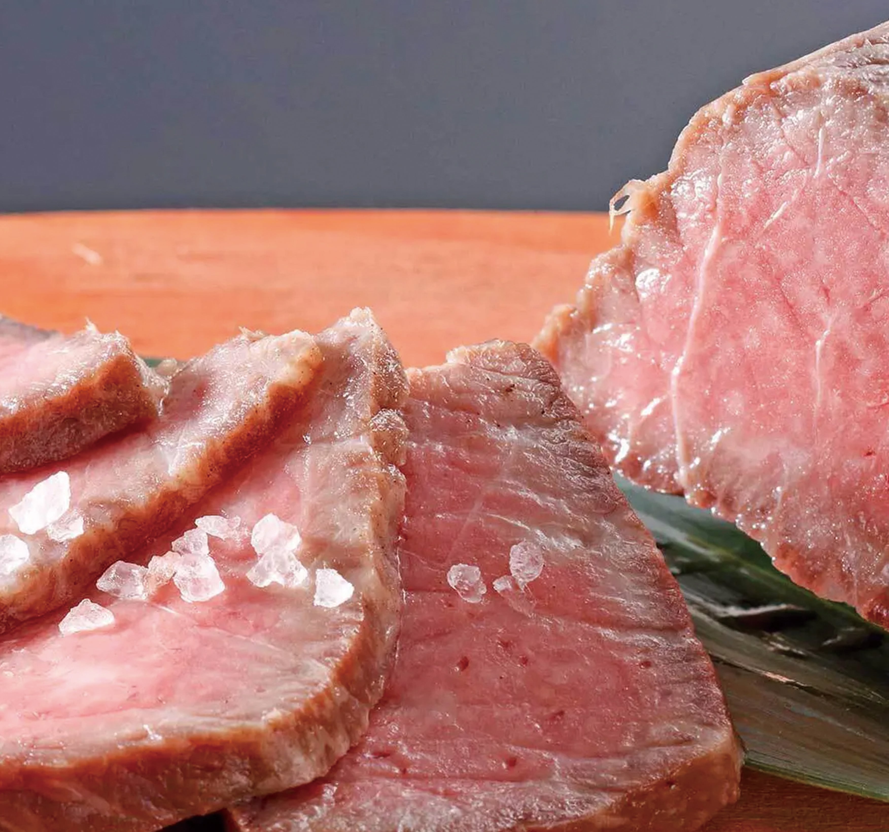 《送料無料》自家製ローストビーフ 約300g 噛むほどに感じるうま味と脂のあま味!和牛オリンピック日本一の農場からお届け