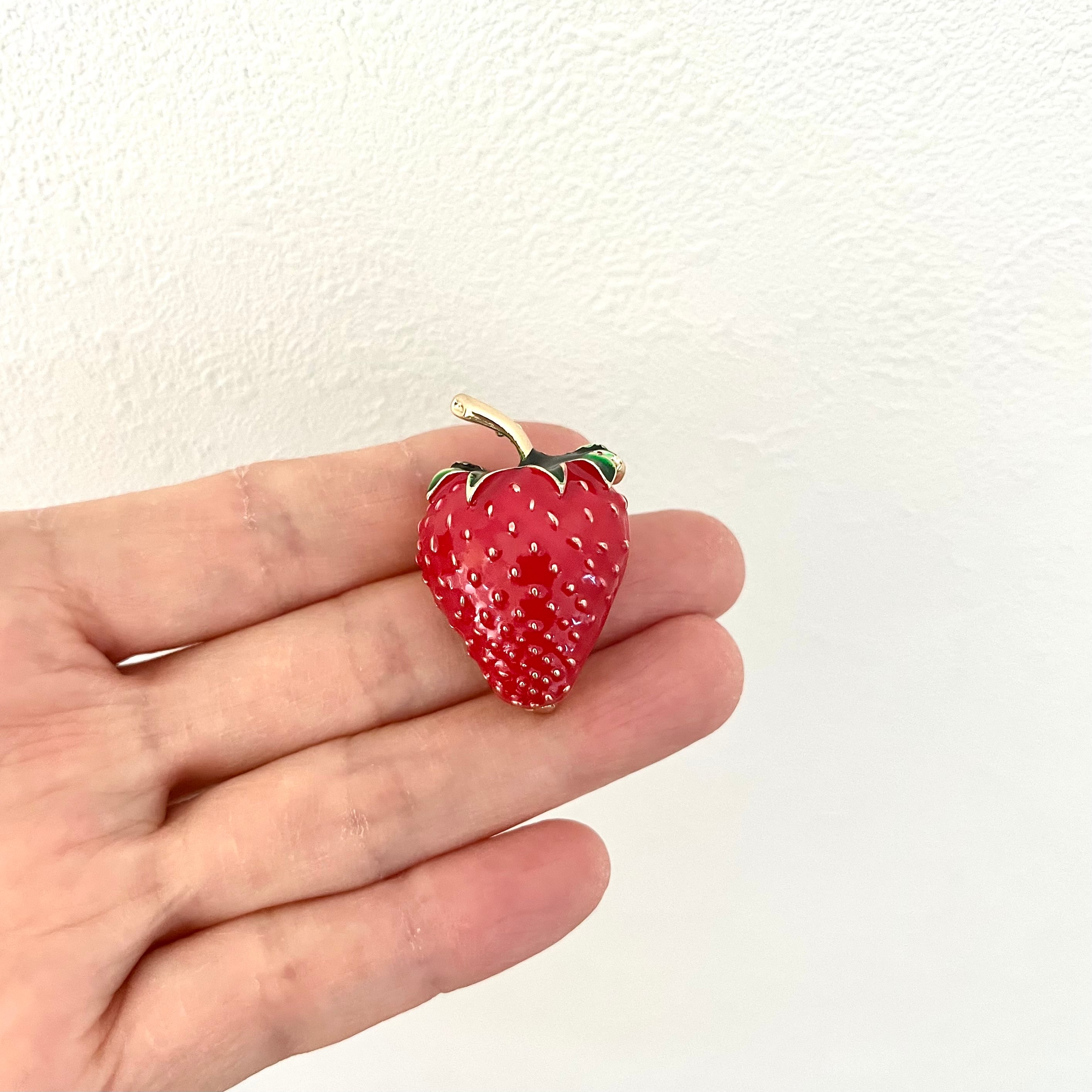 思わず食べたくなるような完熟いちごのブローチ いちごアクセサリー