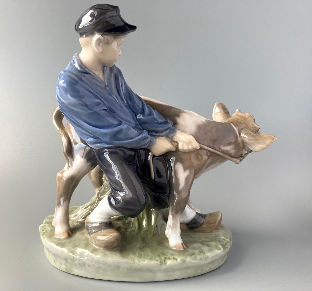 ロイヤルコペンハーゲン フィギュリン 「Boy with calf」牛飼い ロイヤルコペンハーゲン フィギュリン 「Boy with calf」牛飼い