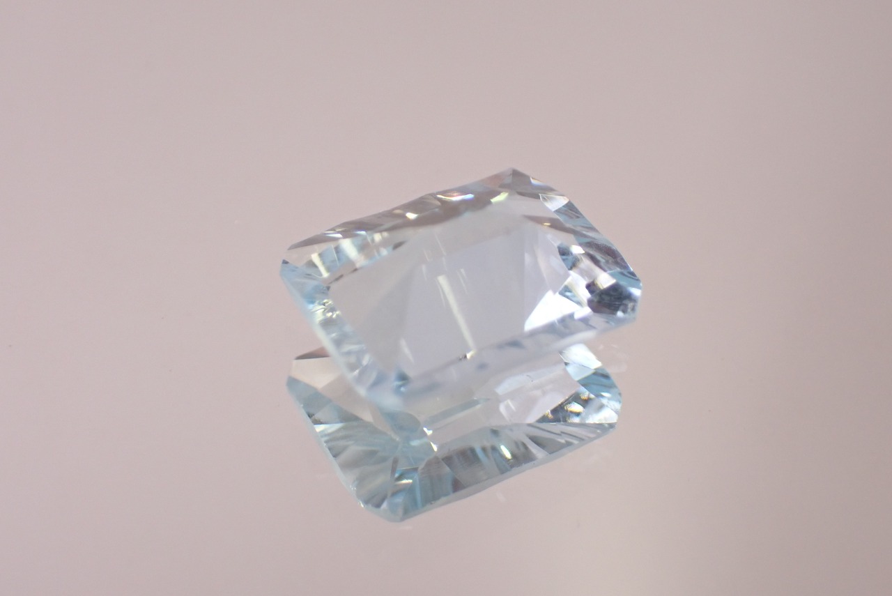 ブルートパーズ(コンケーブカット)　5.86ct　[C10‐111]