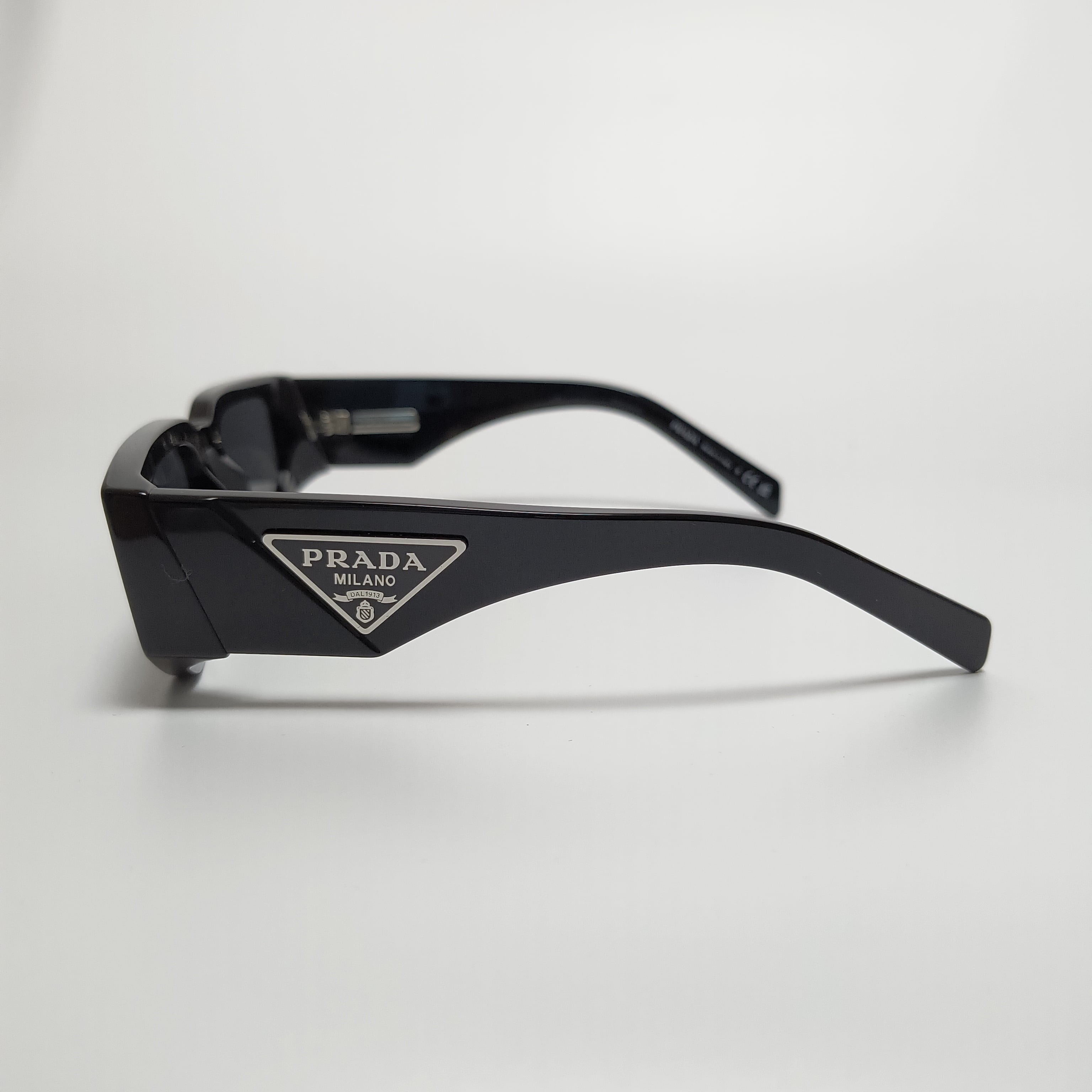 新品未使用・並行輸入品】PRADA トライアングルロゴ入り サングラス