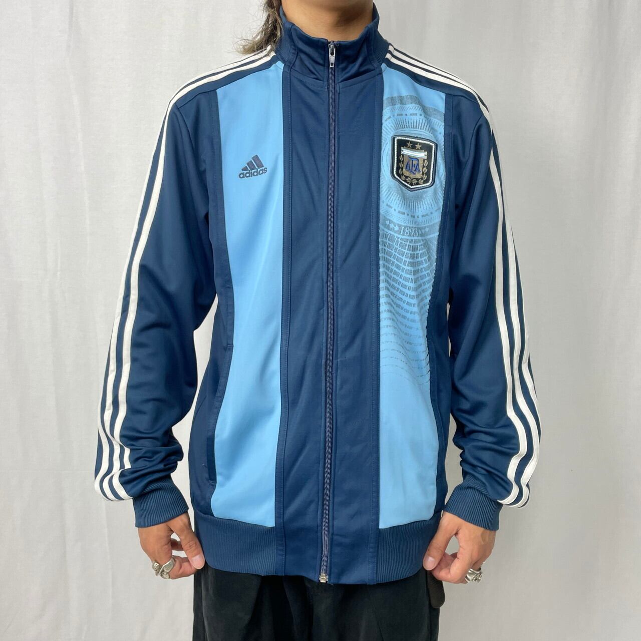 00年代 adidas アディダス アルゼンチン パフォーマンスロゴ ジャージ トラックジャケット メンズS-M相当 古着 00s ハイネック  切り替えデザイン サイドライン ネイビー ライトブルー サッカー【ジャージ・トラックジャケット】 | cave 古着屋【公式】古着通販サイト