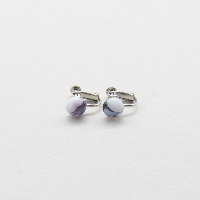 白雫イヤリング　白玉色×紫色