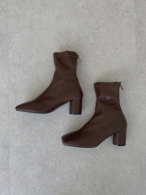 center stitch column heel boots