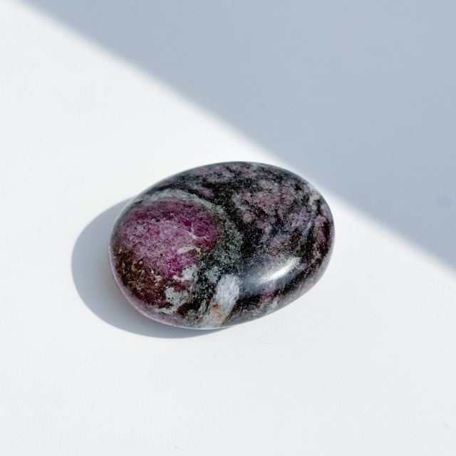 ピンクガーネットinマトリックス パームストーン22◇ Pink Garnet in Matrix ◇ 天然石・鉱物・パワーストーン