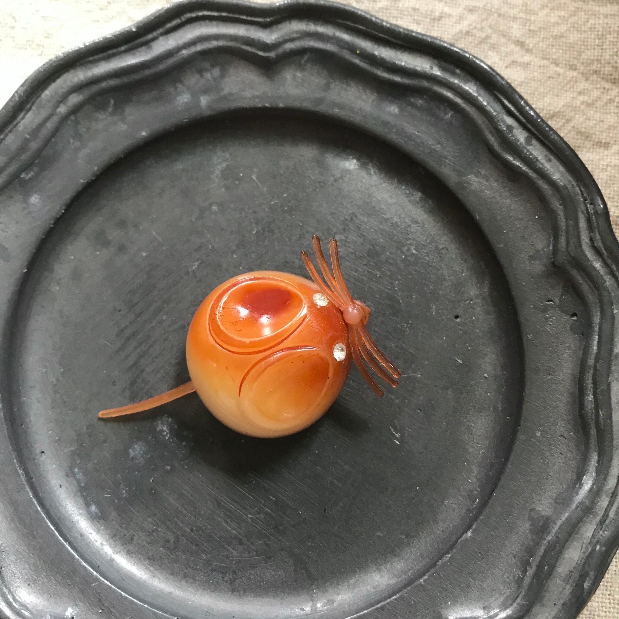 オレンジのネズミブローチ