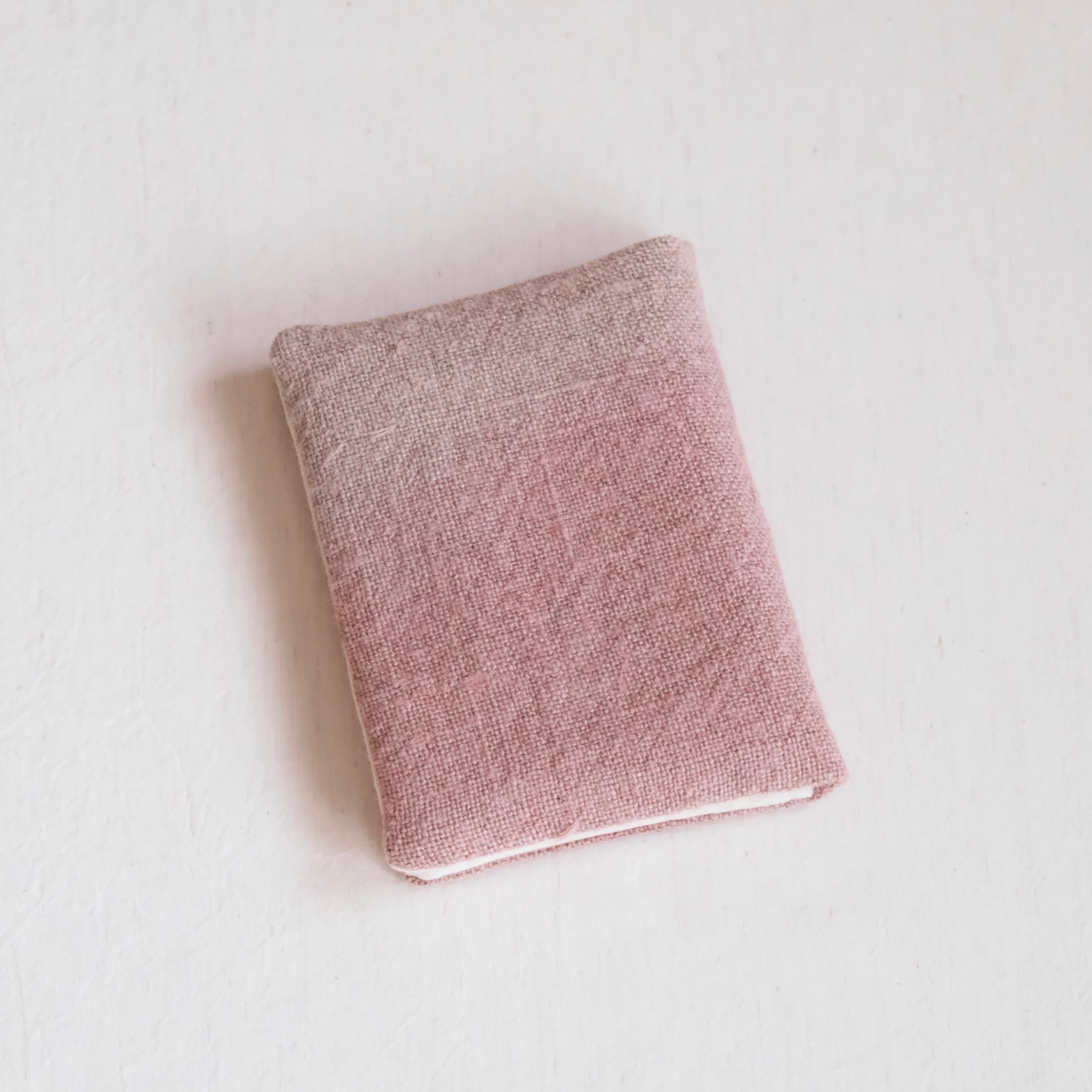 〈 桜と茜の染め 〉リネンのポーチ
