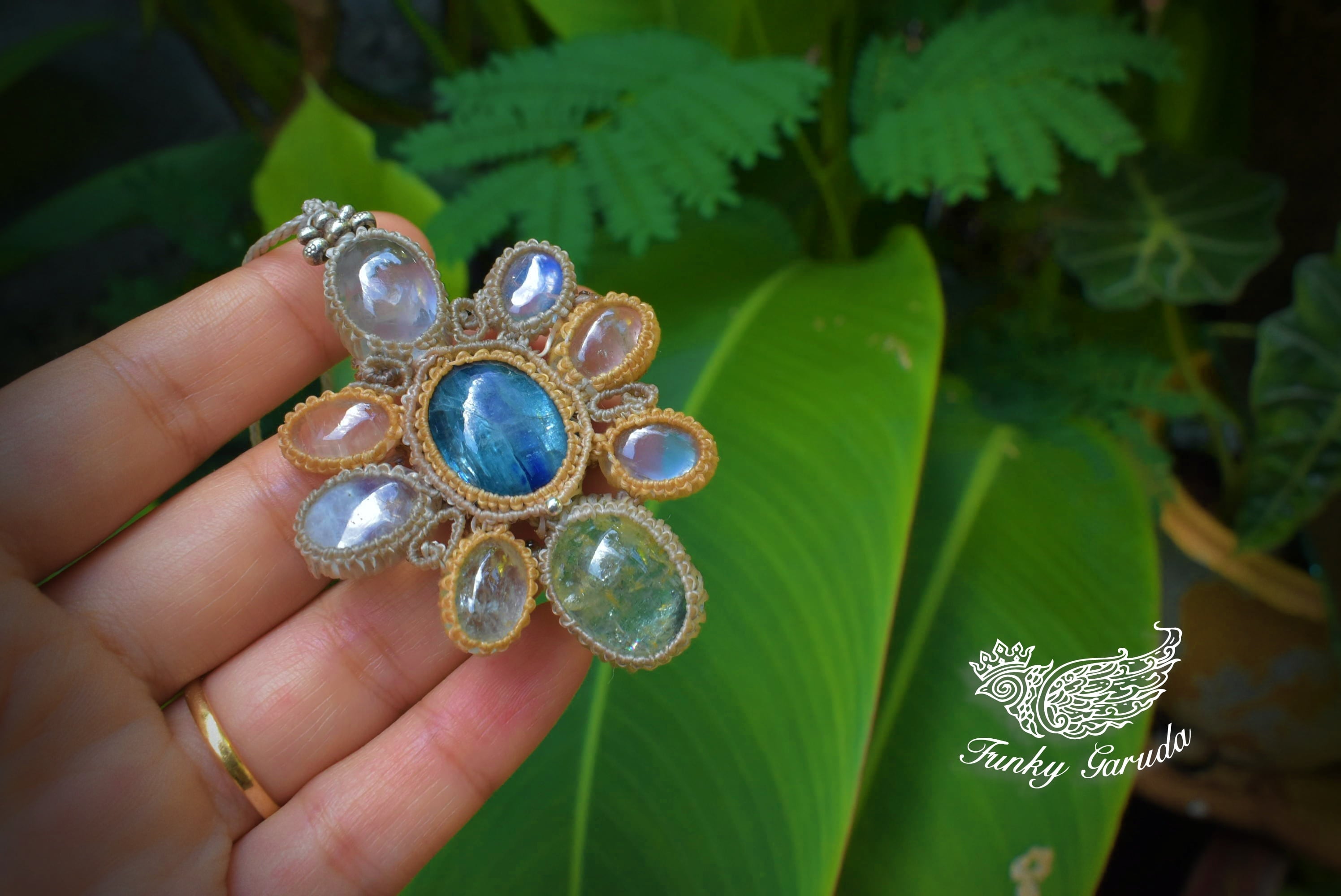 蒼い奇跡と華★バイカラーカイヤナイト ホワイトラブラドライトマクラメペンダントkyam002