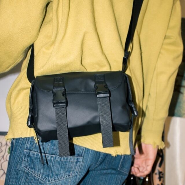 【予約販売】ショルダーバッグ シンプル ナイロン ミニ メンズ スクエア 黒 ブラック スポーティー 斜め掛け ボディバッグ シック こなれ感 お洒落 韓国 トレンド