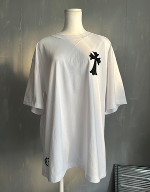 【ユニセックス】レザーワッペンホースシュー×クロスTシャツ／ホワイト