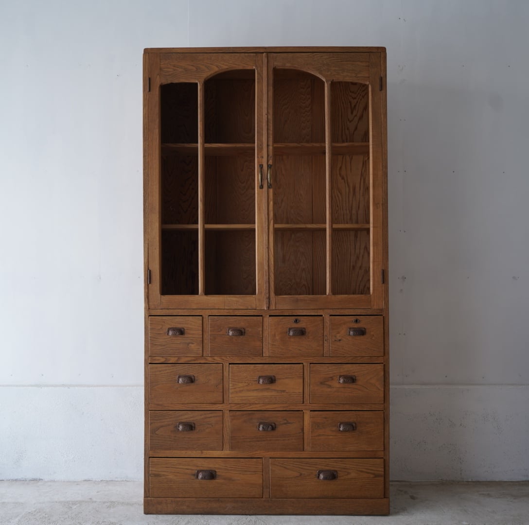 開き戸のキャビネット