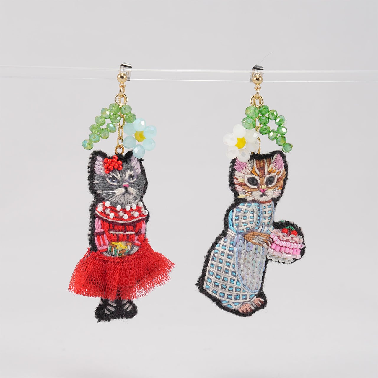 刺繍ピアス / 刺繍イヤリング Two cats | tamaobazaaar